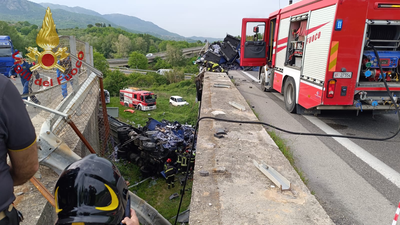 Quaglietta - Impatto tra un  Tir e autovettura, il pesante automezzo giù dal cavalcavia.Due i feriti